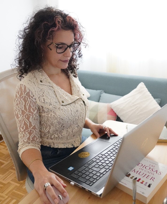 Sole revisando la automatización de tareas repetitivas de un negocio digital.